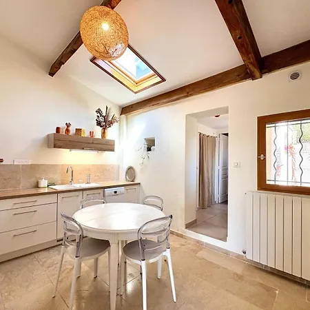 Mazet Suzie, 2 Chambres, Piscine & Parking 3* Nimes