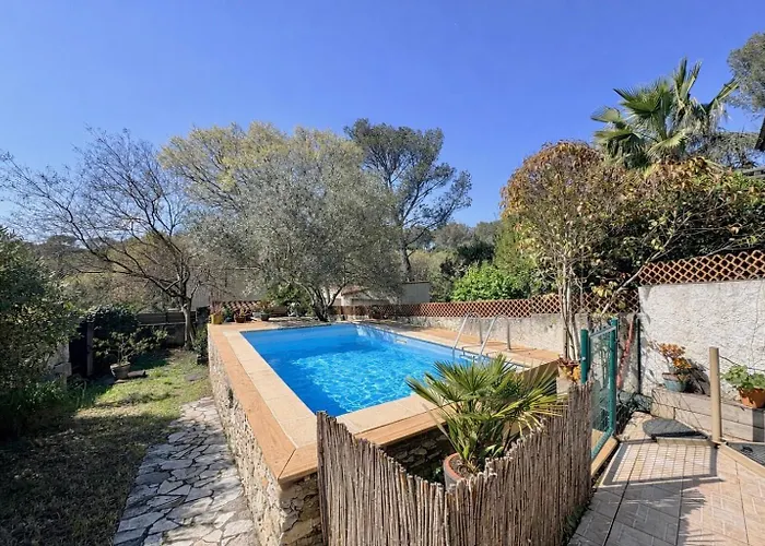 Mazet Suzie, 2 Chambres, Piscine & Parking Guest house 3*