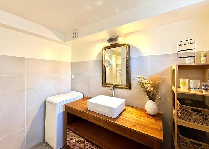 Mazet Suzie, 2 Chambres, Piscine & Parking Guest house