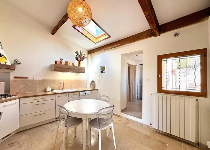 Mazet Suzie, 2 Chambres, Piscine & Parking 3* Nimes